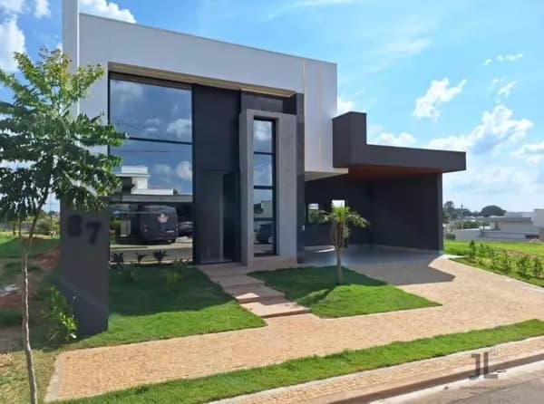 Casa de fino acabamento à venda no Residencial Village Damha