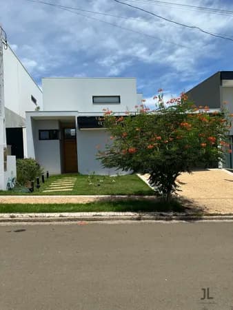 Casa Alto Padrão à Venda em Condomínio Fechado