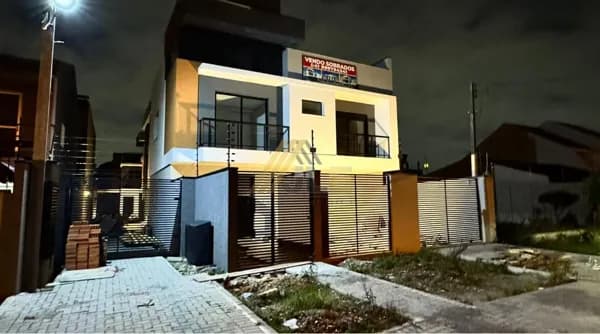 Sobrado Tríplex em Condomínio