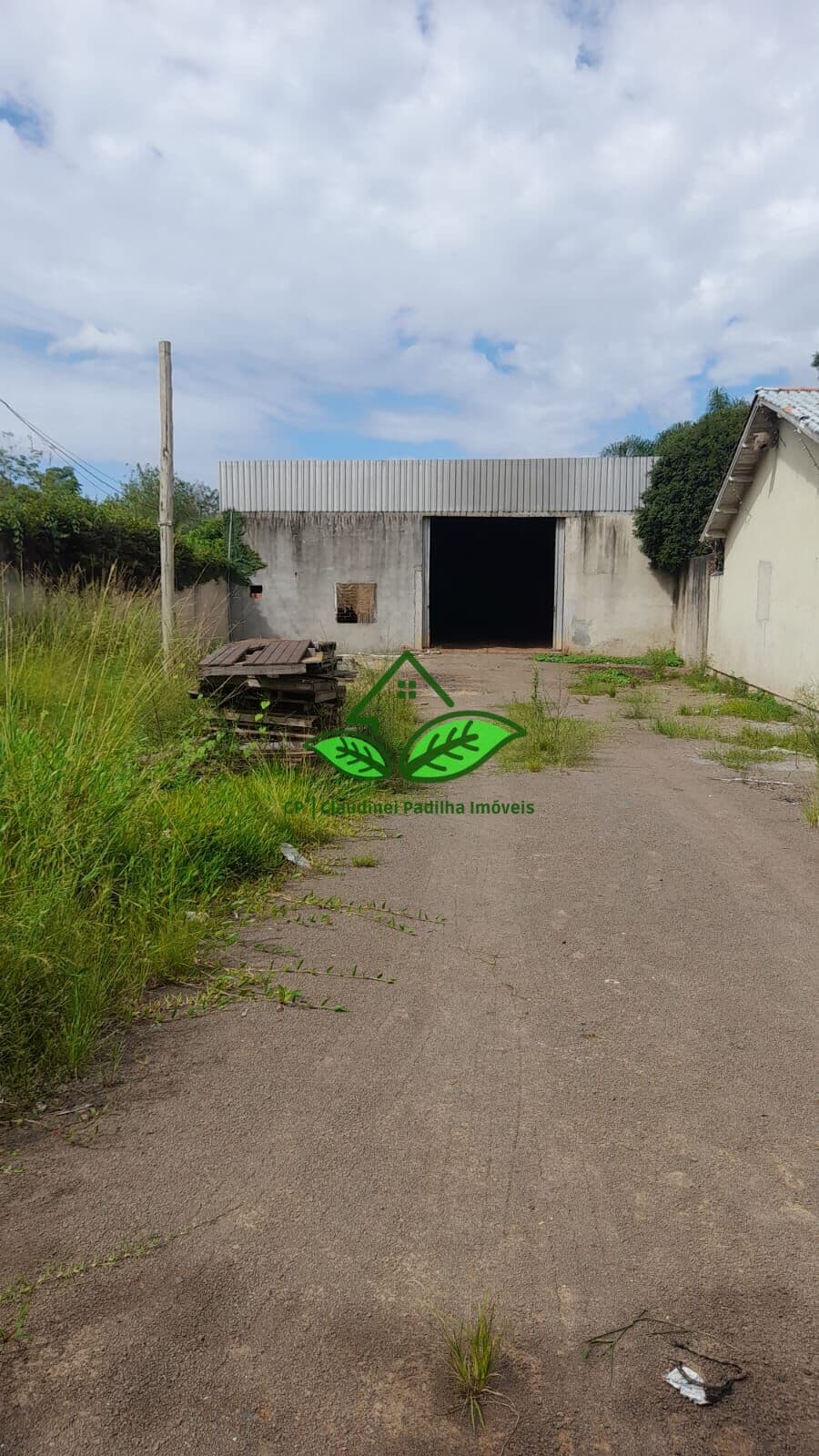 Pavilhão com 450 m² e pátio com 450 m², todo murado a 2 km da RS-118