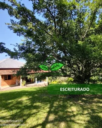Sítio à venda, escriturado, com 5 hectares, 2 casas, 2 açudes e campo para criação de animais ou para plantar, a 300 m da RS-020 na parada 108 em Taquara/RS.