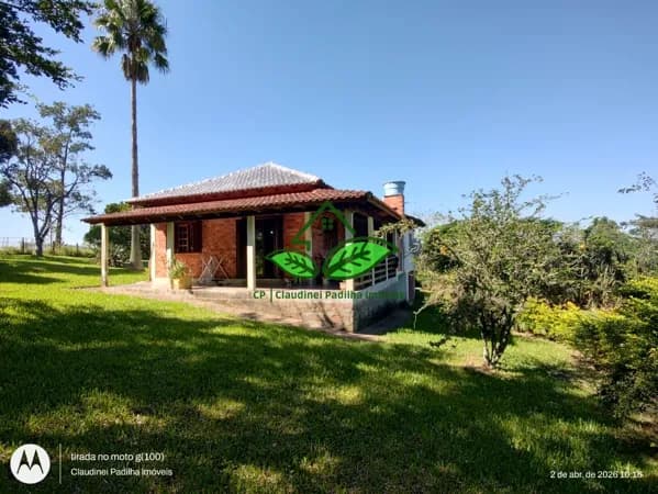 Sítio à venda, escriturado, com 5 hectares, 2 casas, 2 açudes e campo para criação de animais ou para plantar, a 300 m da RS-020 na parada 108 em Taquara/RS.