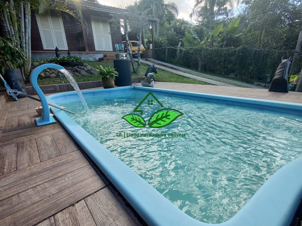 Vende: Casa com piscina, escriturada, salão de festas, que aceita financiamento, de frente para a RS-020 em Morungava, Gravataí/RS