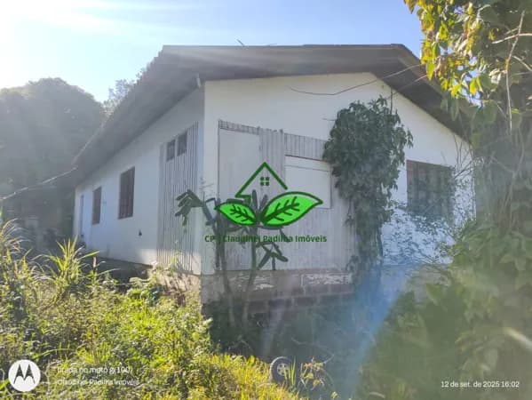 Terreno à venda, escriturado, com casa de alvenaria de frente para a RS-020, parada 96 em Morungava-Gravataí/RS