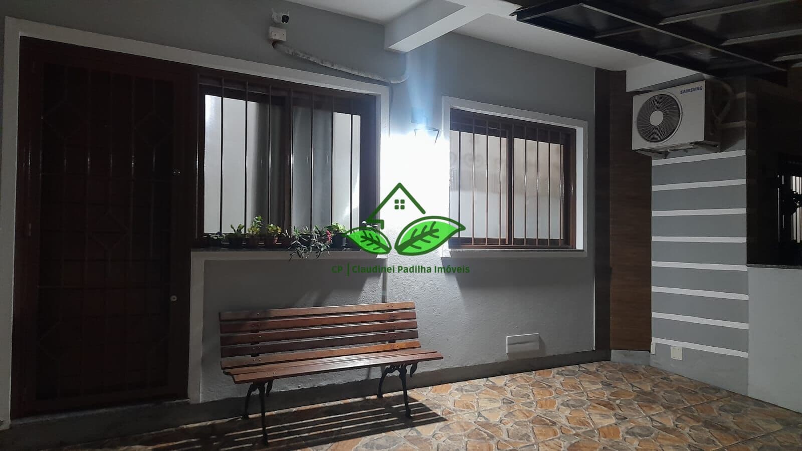 Casa à venda semimobiliada com 2 dormitórios, aceita financiamento, a 800m da Av. Flores da Cunha e em Cachoeirinha/RS