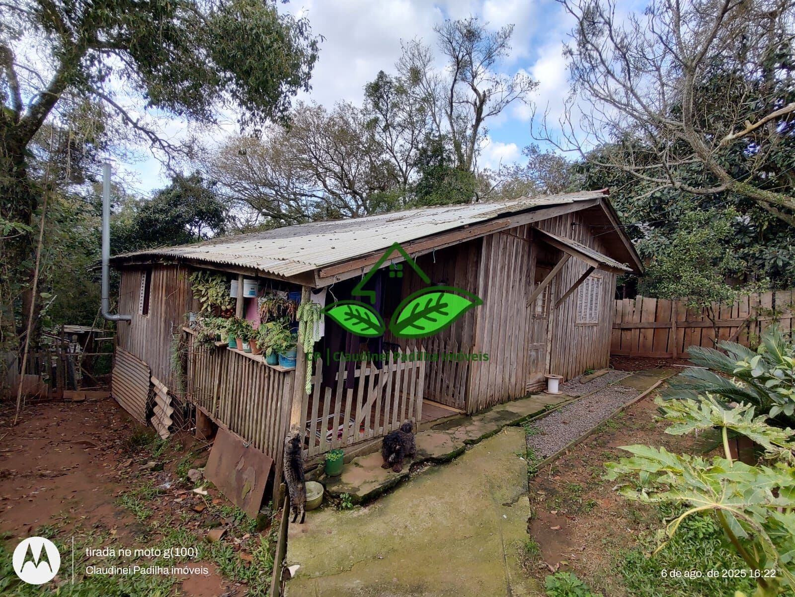 Terreno com casa simples à venda, a 1.500 m da RS-020 na parada 100 em Morungava