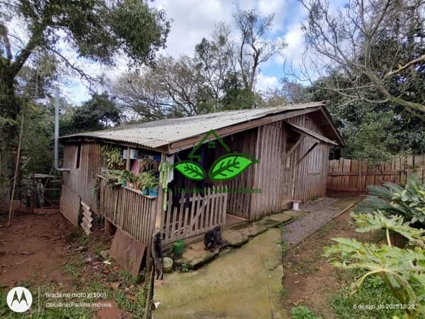 Terreno com casa simples à venda, a 1.500 m da RS-020 na parada 100 em Morungava