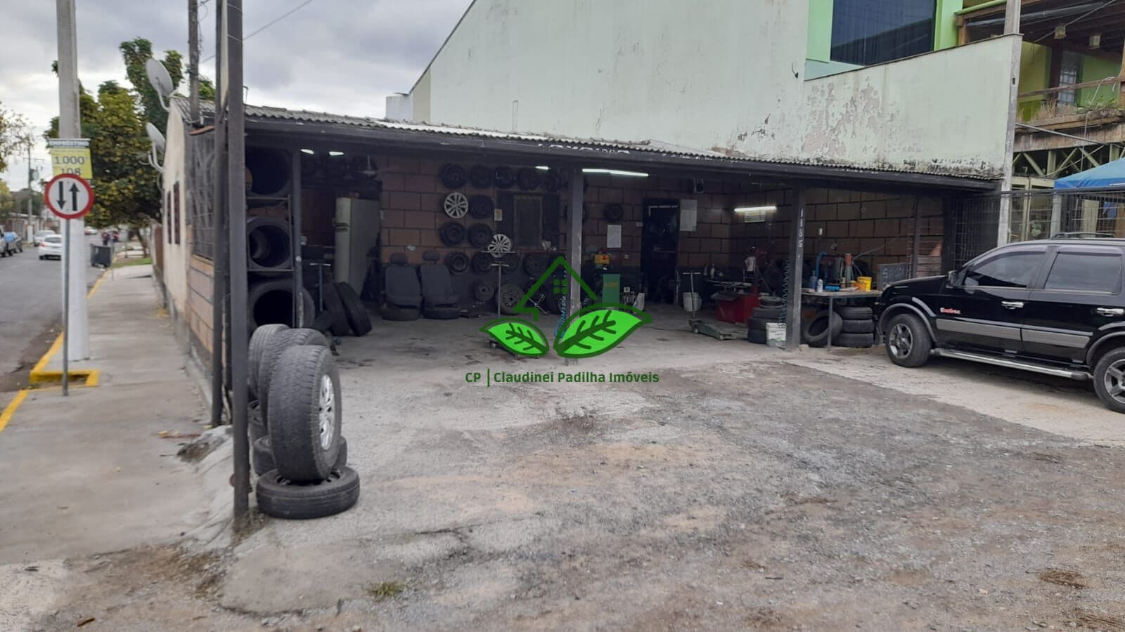 Terreno de esquina com comércio de frente para a Av. Papa João Joaão XXIII em Cachoeirinha/RS