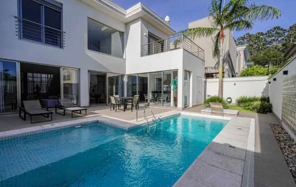 Casa em Santana de Parnaíba - Alphaville