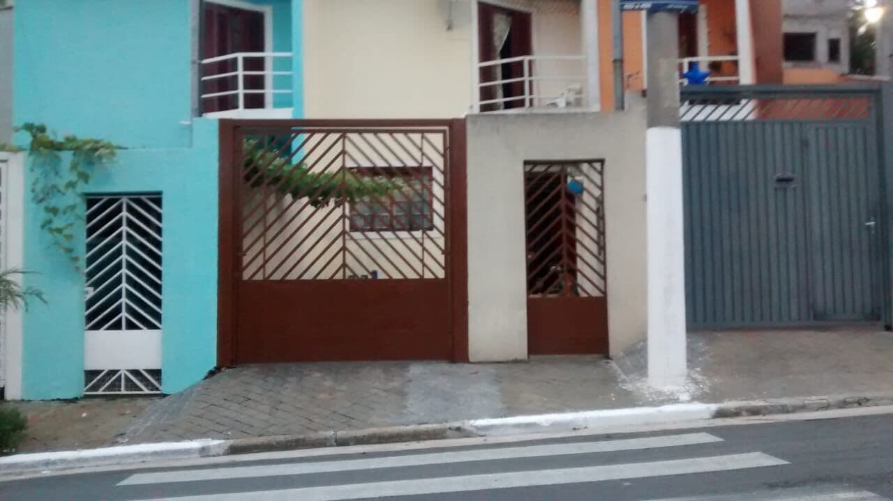 Sobrado Frente Rua a Venda
