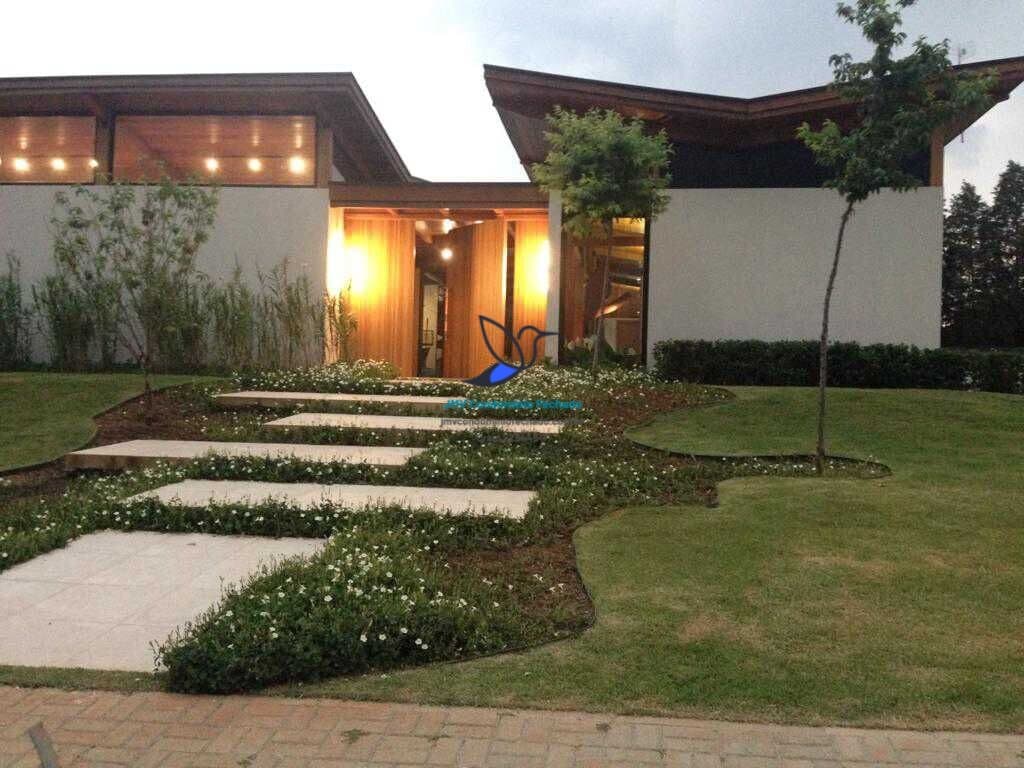 Casa de Luxo com Arquitetura em U e Spa em Itu – 980m²