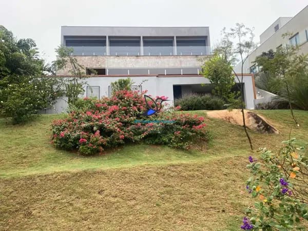 Casa de Alto Padrão em São Roque – 4 Suítes e Vista Montanha