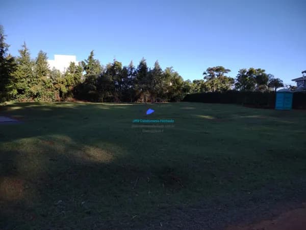 Terreno de esquina ao do bosque do condomínio.