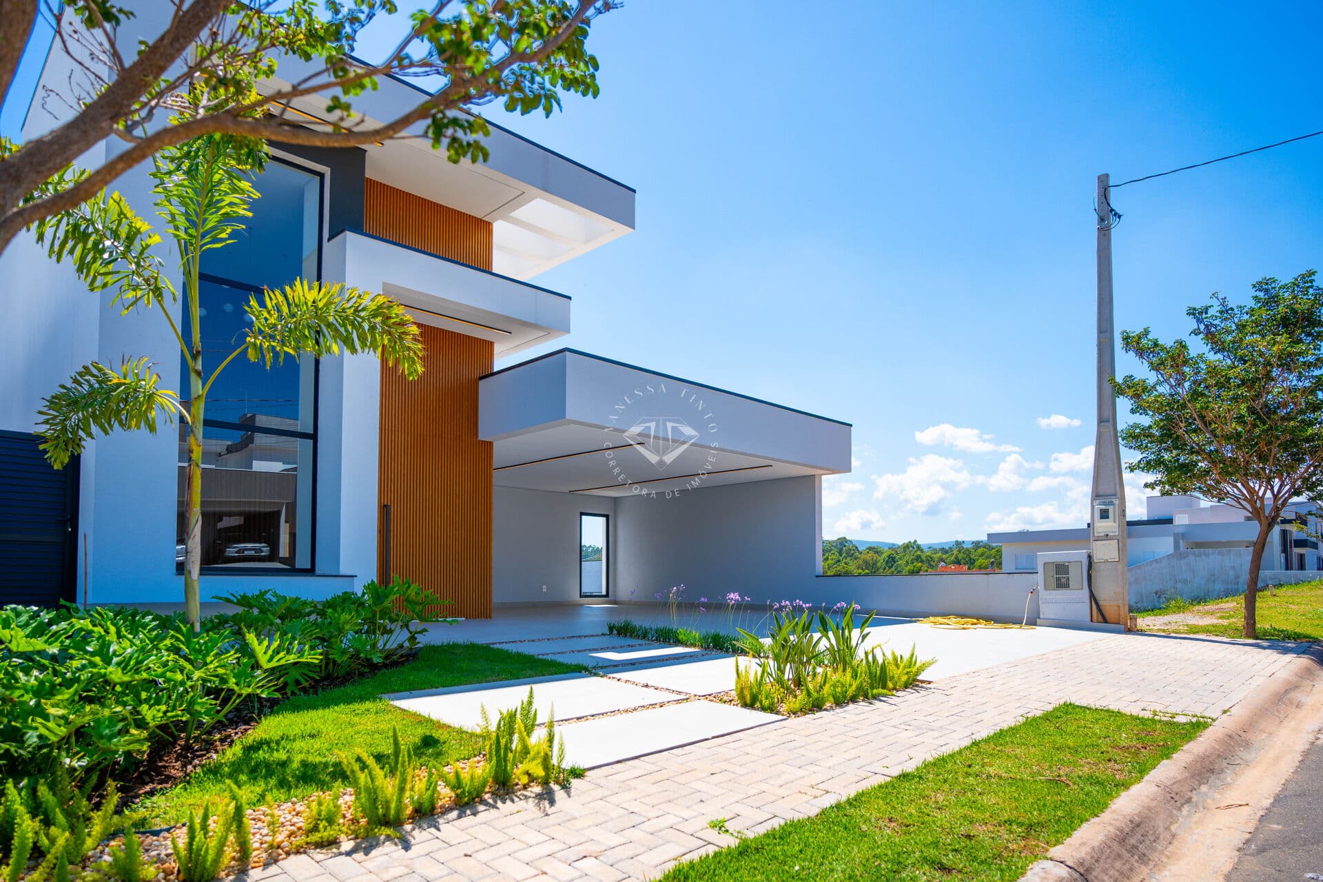 SOBRADO COM PISCINA E PROJETO INCRÍVEL