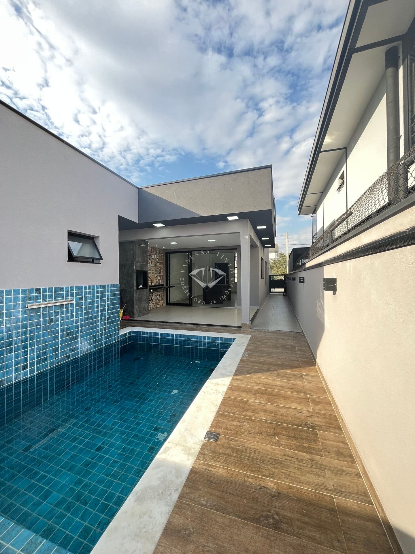 Casa térrea com 3 suítes, piscina aquecida e energia solar!