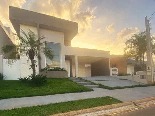 Charmosa Casa Térrea com Piscina!