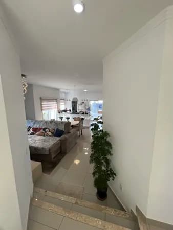 Casa térrea em condomínio fechado com 3 dormitórios