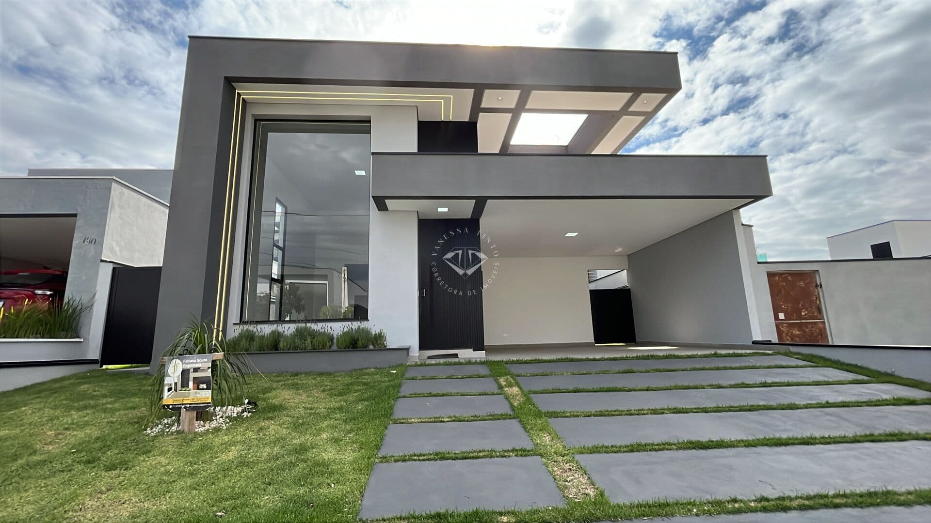 Casa térrea com lazer privativo e arquitetura moderna em condomínio fechado