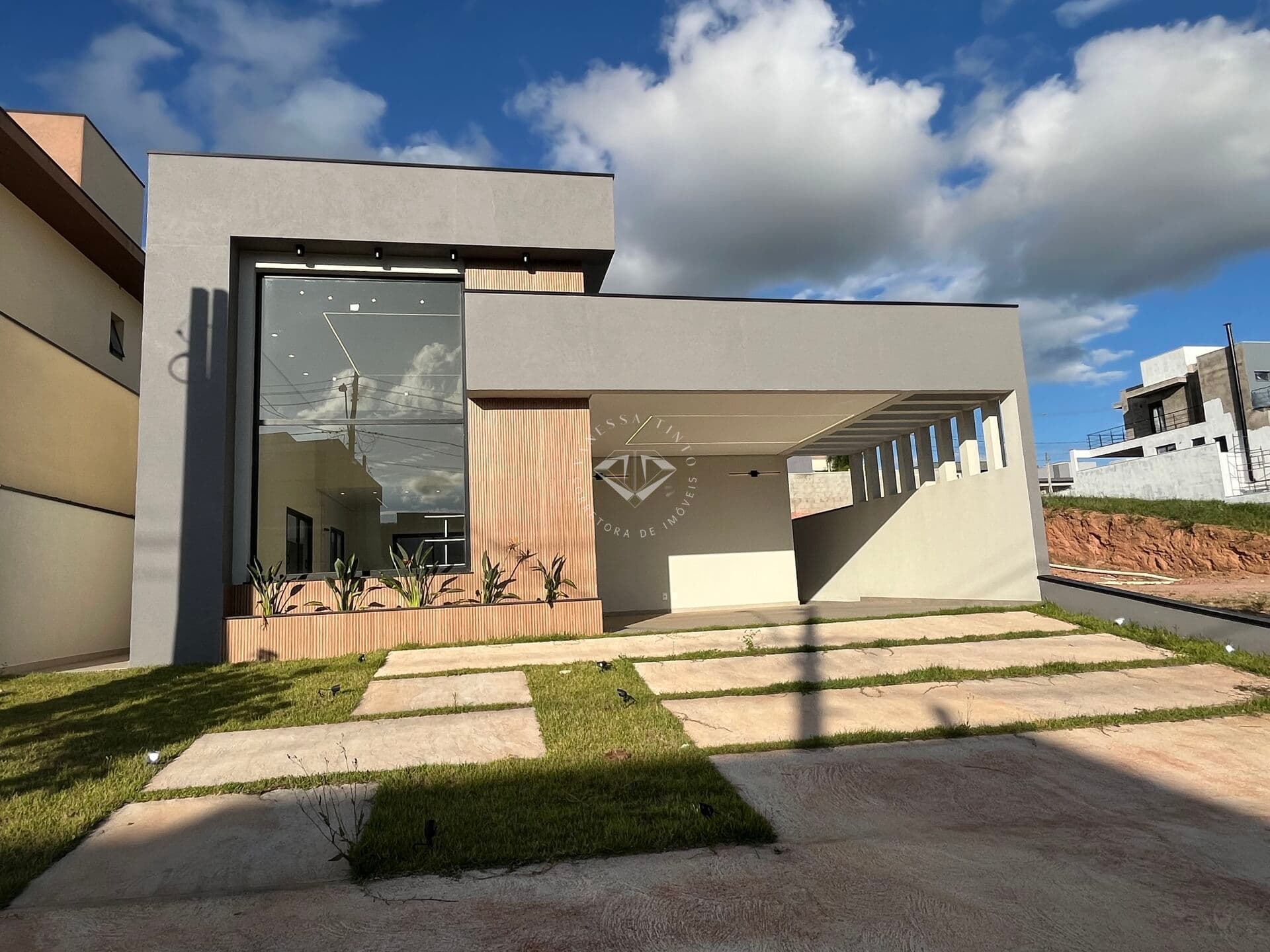 Casa térrea com 3 dormitórios, suíte com closet e fachada moderna