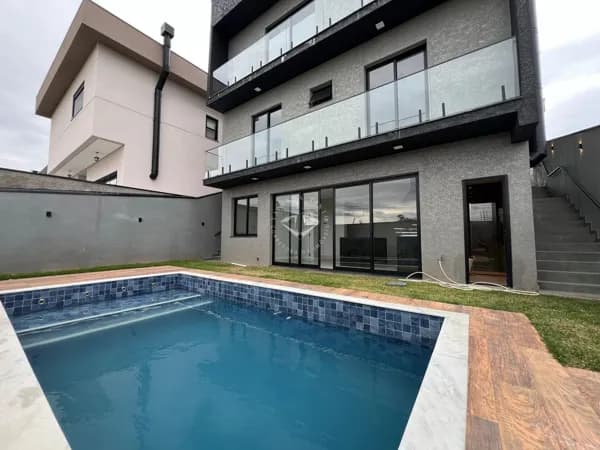 Lindo Sobrado com Piscina e muito espaço para você e sua Família