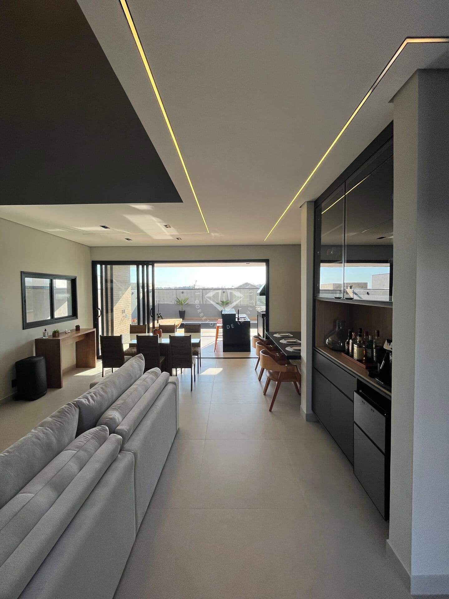Sobrado com 3 suites e piscina