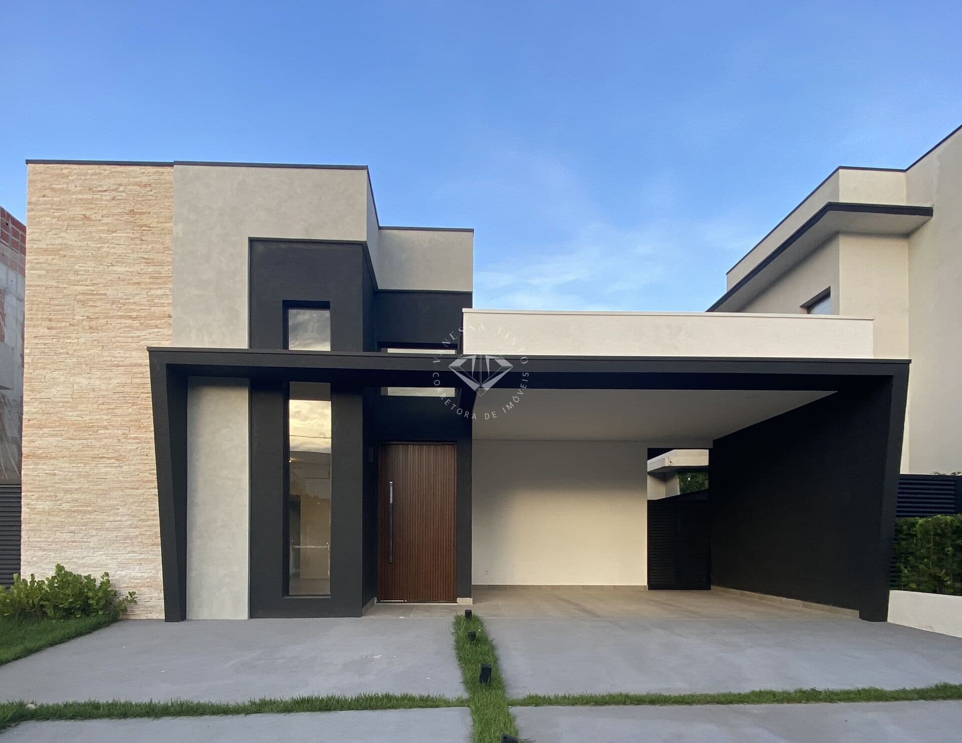 Linda Casa Térrea com 3 suítes e living ampliado
