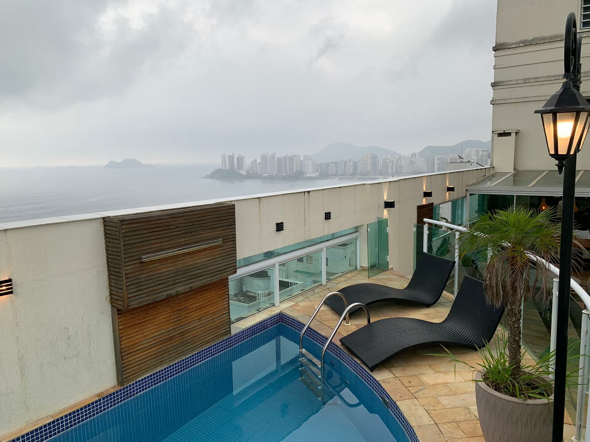 Cobertura Dúplex todo Reformado. Linda vista para o Mar. Terraço com piscina e área gourmet. 03 Suítes. 03 vagas.