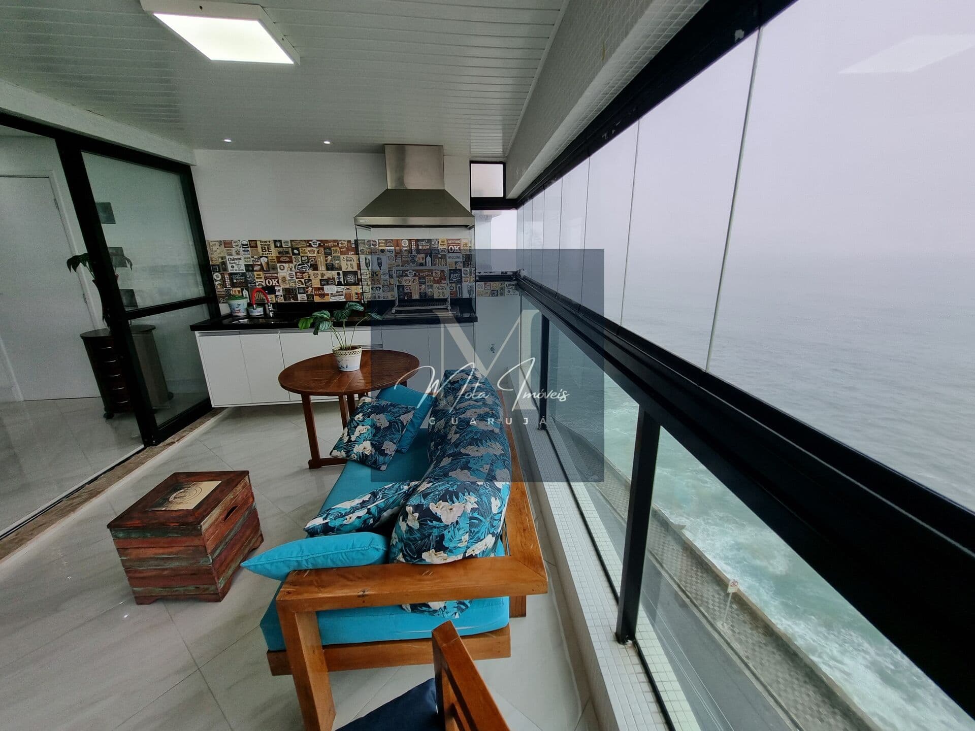 Frente ao mar com vista panorâmica. Sacada gourmet. Lazer completo.