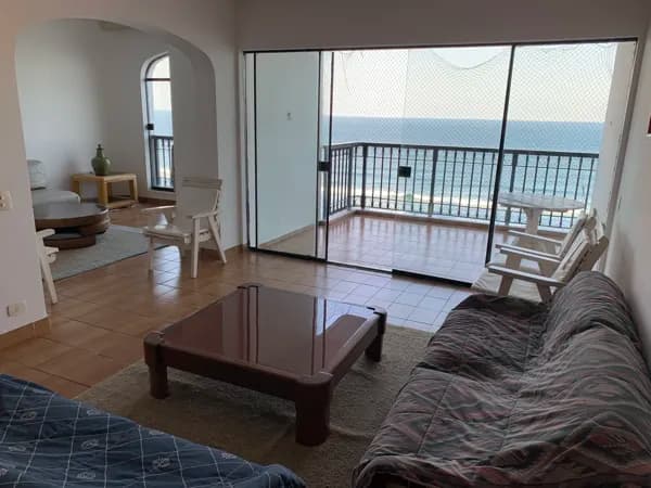 Frente ao Mar. Sacada ampla com linda vista. 210m2 útil. 03 Suítes + Dependência (suíte). 01 vaga na garagem.