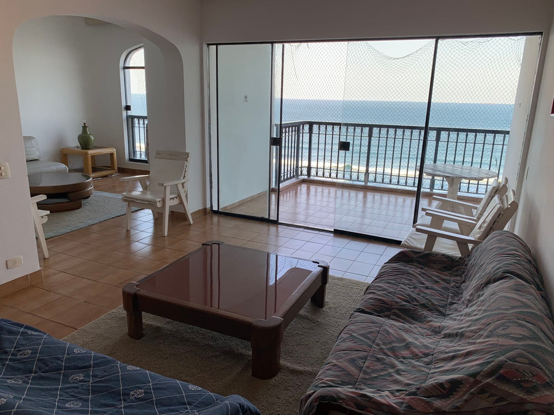 Frente ao Mar. Sacada ampla com linda vista. 210m2 útil. 03 Suítes + Dependência (suíte). 01 vaga na garagem.