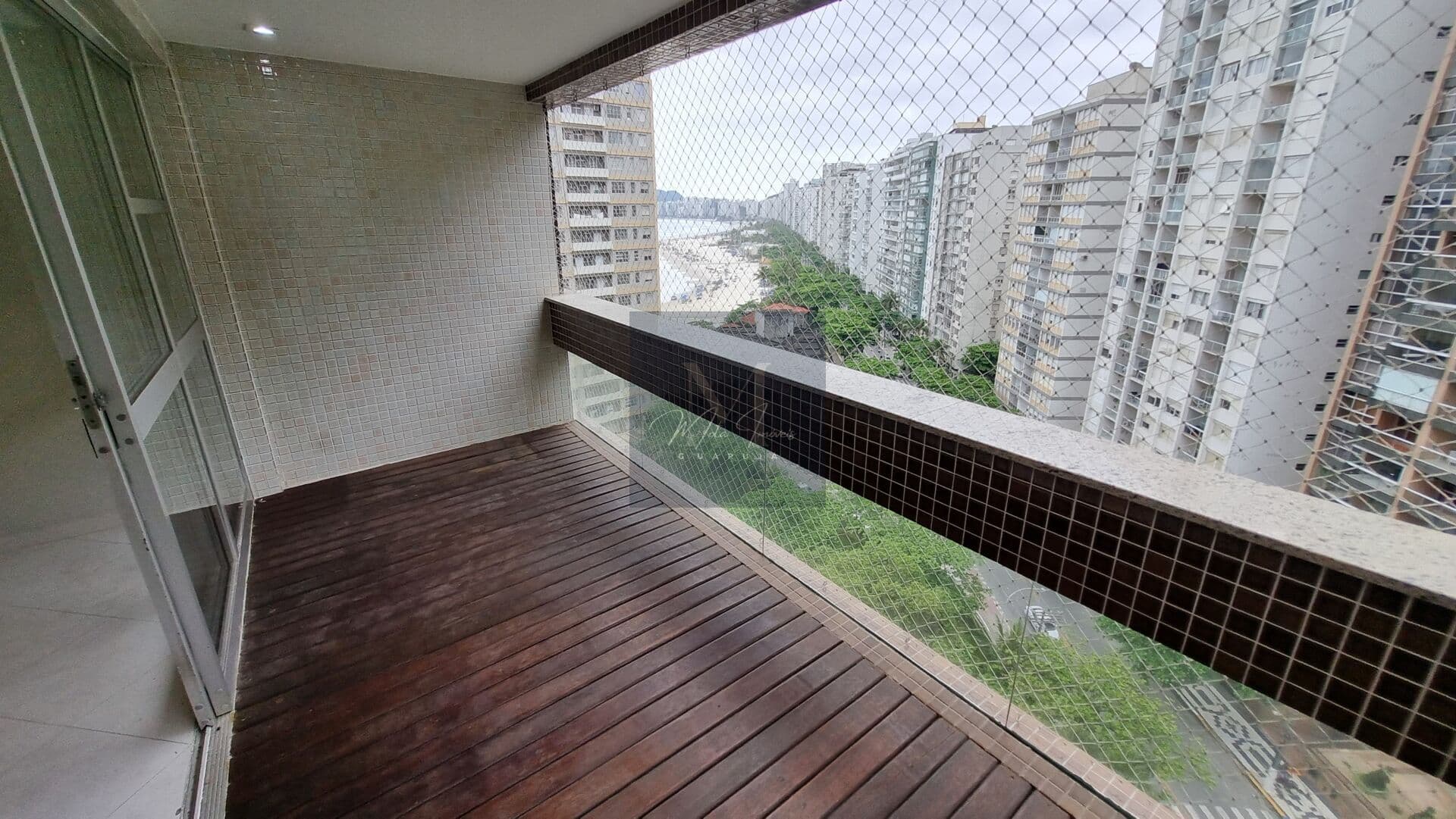 Ao lado da praia. Vista para o Mar. Lazer: Piscina grande. Reformado. 03 suítes. 01 vaga.