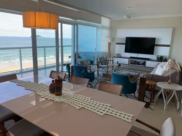 Frente ao Mar. Linda Vista. Com 240m2 útil. Reformado e todo planejado. 04 Suítes climatizadas. 01 vaga na garagem