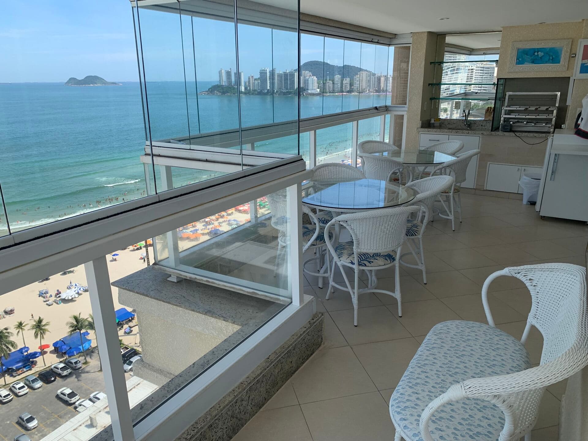 Frente ao Mar com Sacada Gourmet. Reformado. Climatizado. 03 Suítes.02 vagas e Lazer completo.