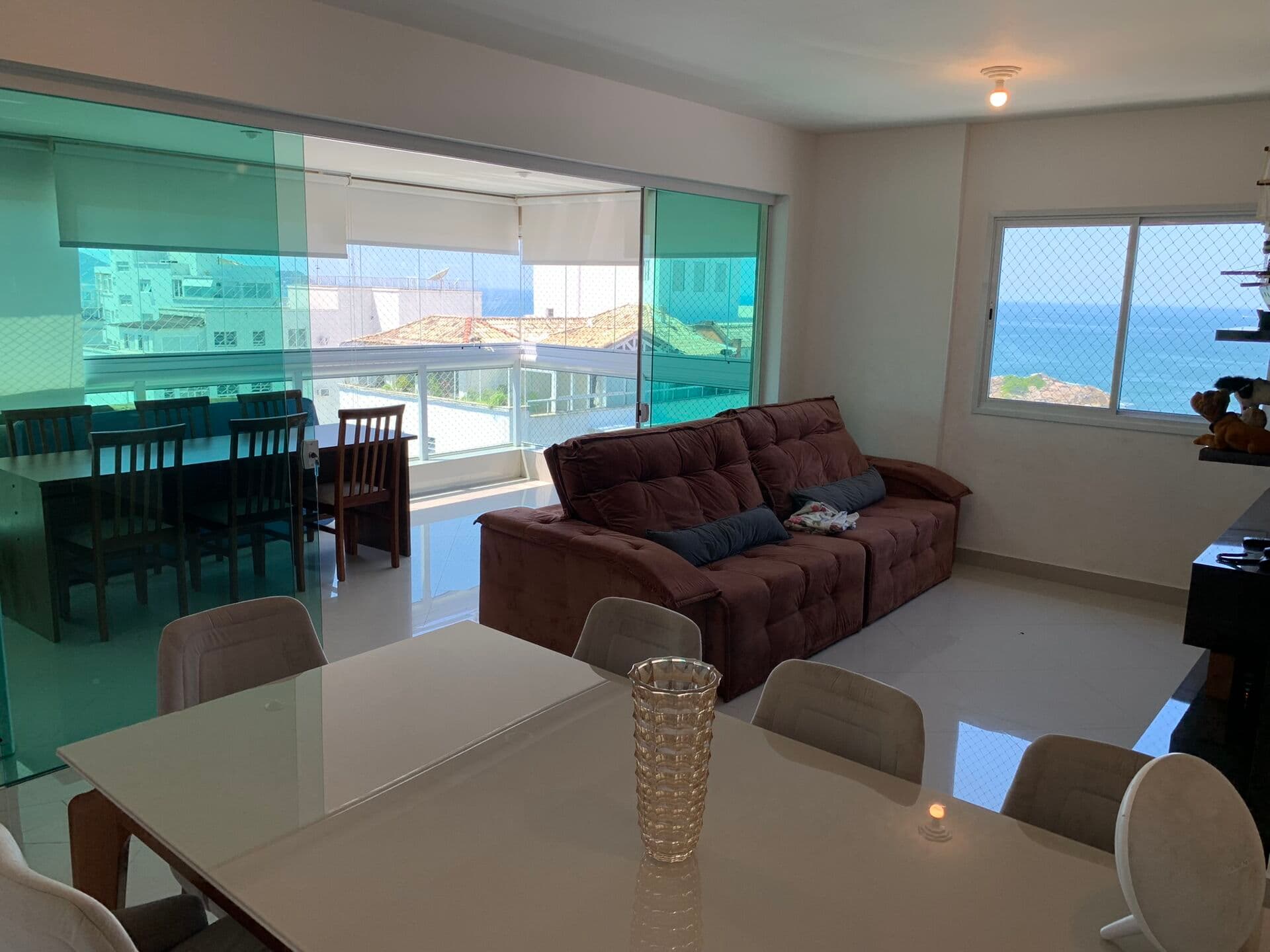 Ao lado da praia com Sacada Gourmet e vista para o Mar. Reformado. Climatizado. 03 Suítes. 02 vagas.