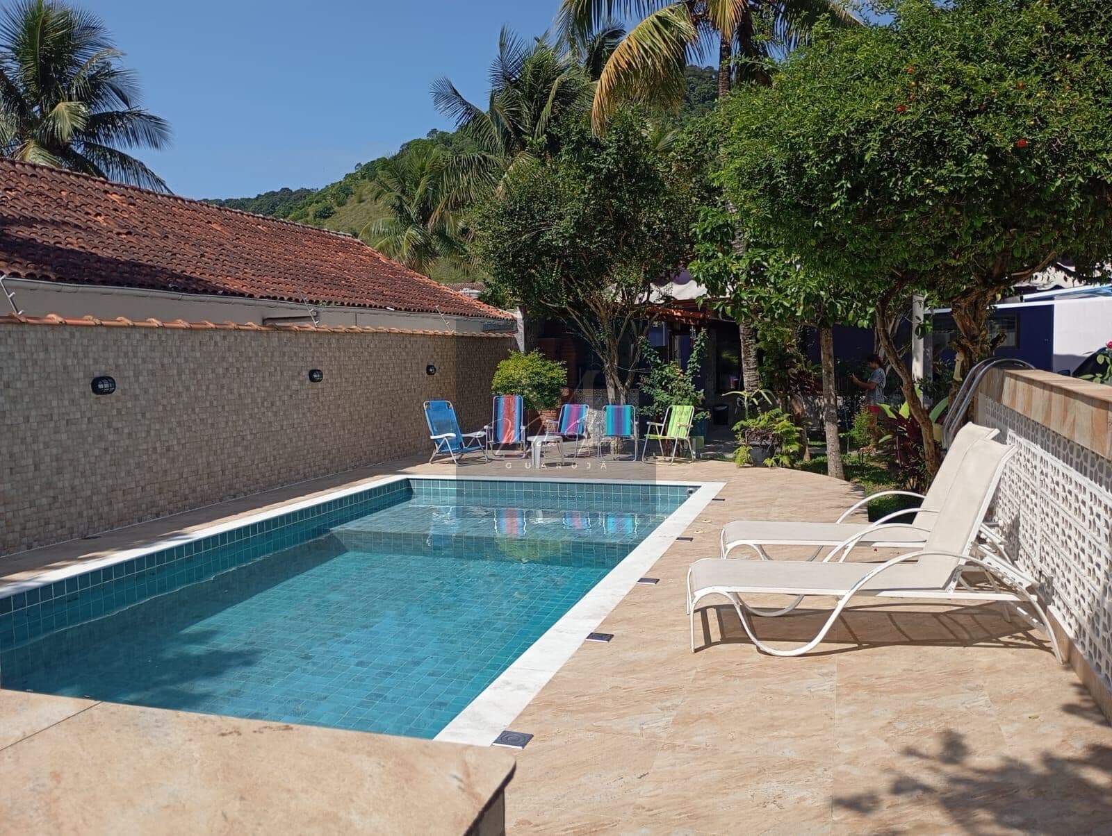 Casa Térrea Reformada com Piscina e Área Gourmet próximo da praia. 03 Dormitórios. Suíte. 04 vagas.