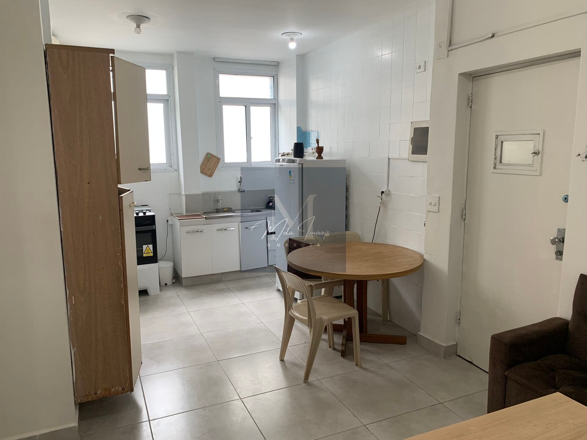 KITNET Duplo: 02 Dormitórios. Sala com cozinha americana e banheiro social e área de serviço. próximo do Centro.
