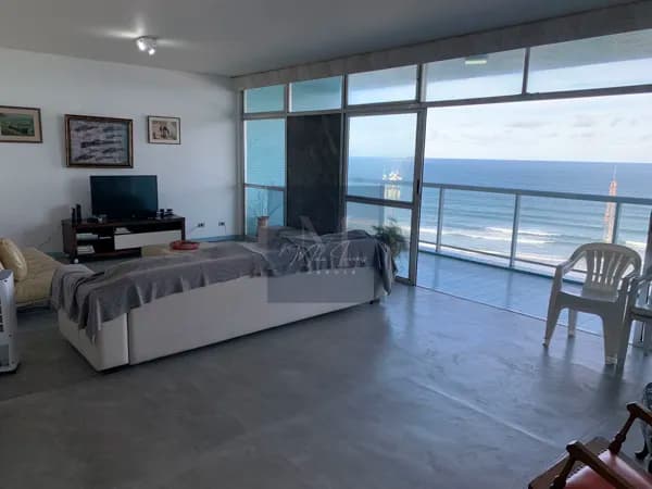 Frente ao Mar. Linda Vista. Com 210m2 útil. 03 Dormitórios. 01 Suíte. Dependência. 01 vaga.
