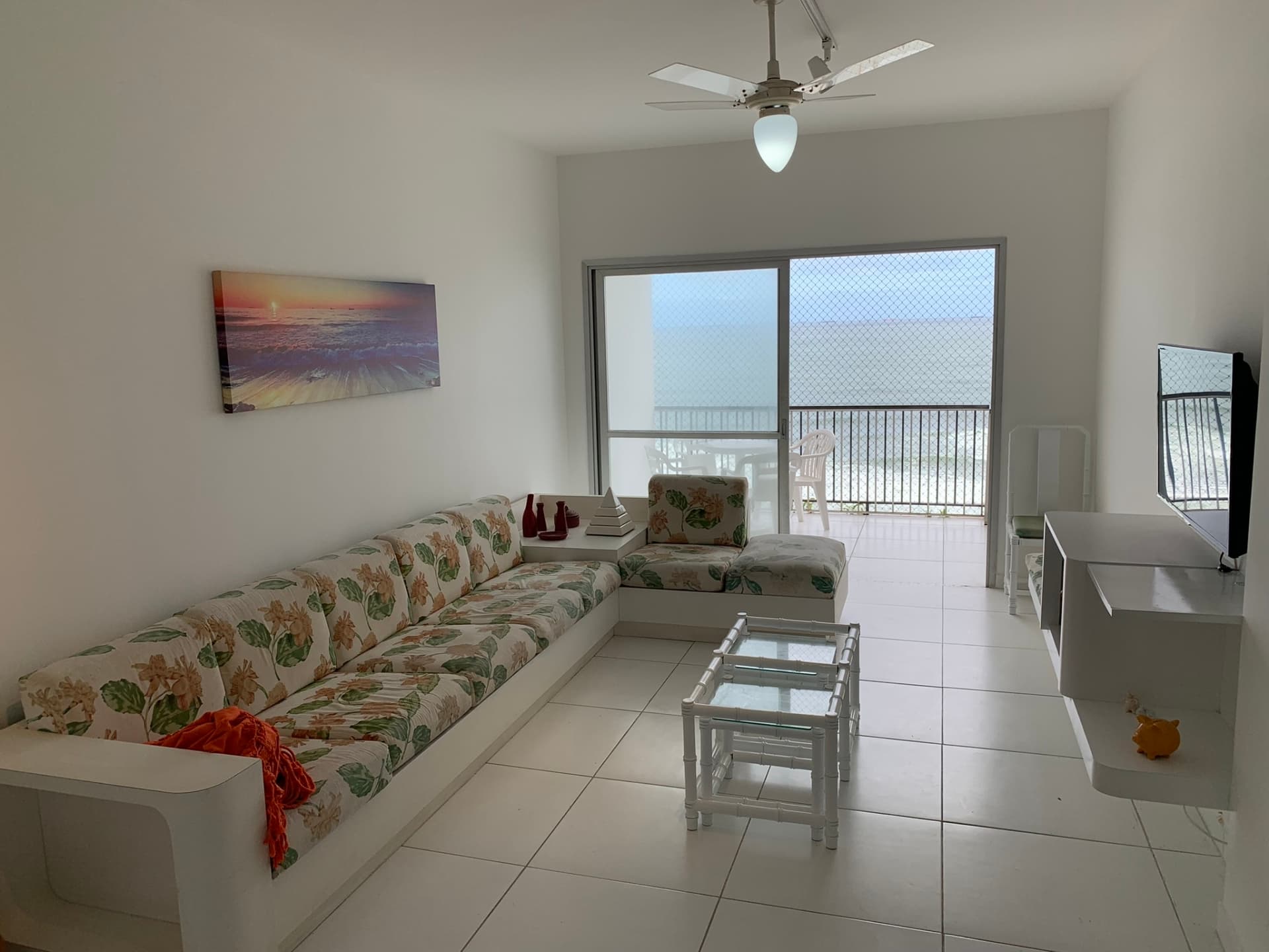 Frente ao Mar com Piscina, Área Gourmet e Quadra. 04 Dormitórios. 02 vagas.
