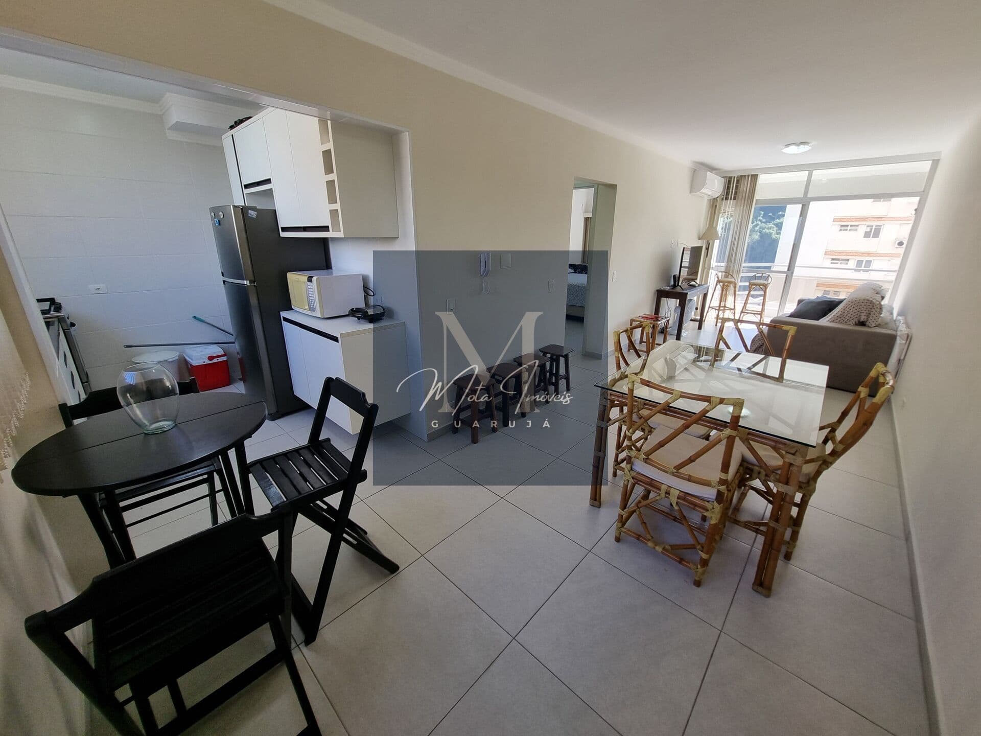 Único com Piscina bem no Centro à 01 quadra da praia. Reformado. 01 Suíte com Sacada. 01 vaga.