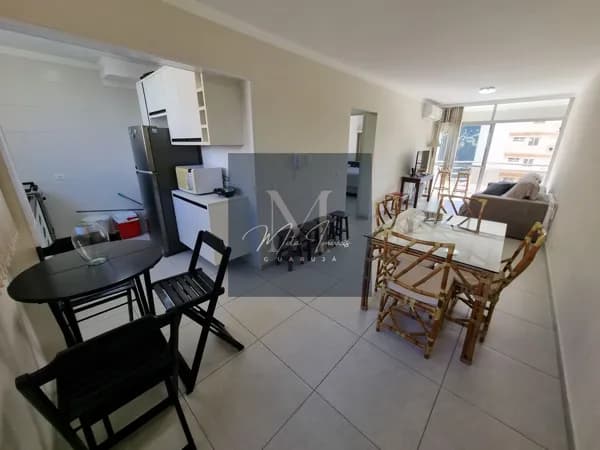 Único com Piscina bem no Centro à 01 quadra da praia. Reformado. 01 Suíte com Sacada. 01 vaga.