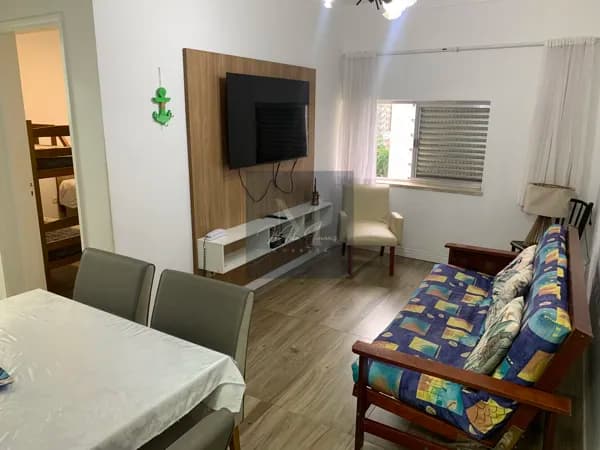 Região nobre e tranquila na quadra da praia. Reformado. 01 dormitório. Com 43m2 útil. Área de churrasco e serviço de praia. com Ar split.