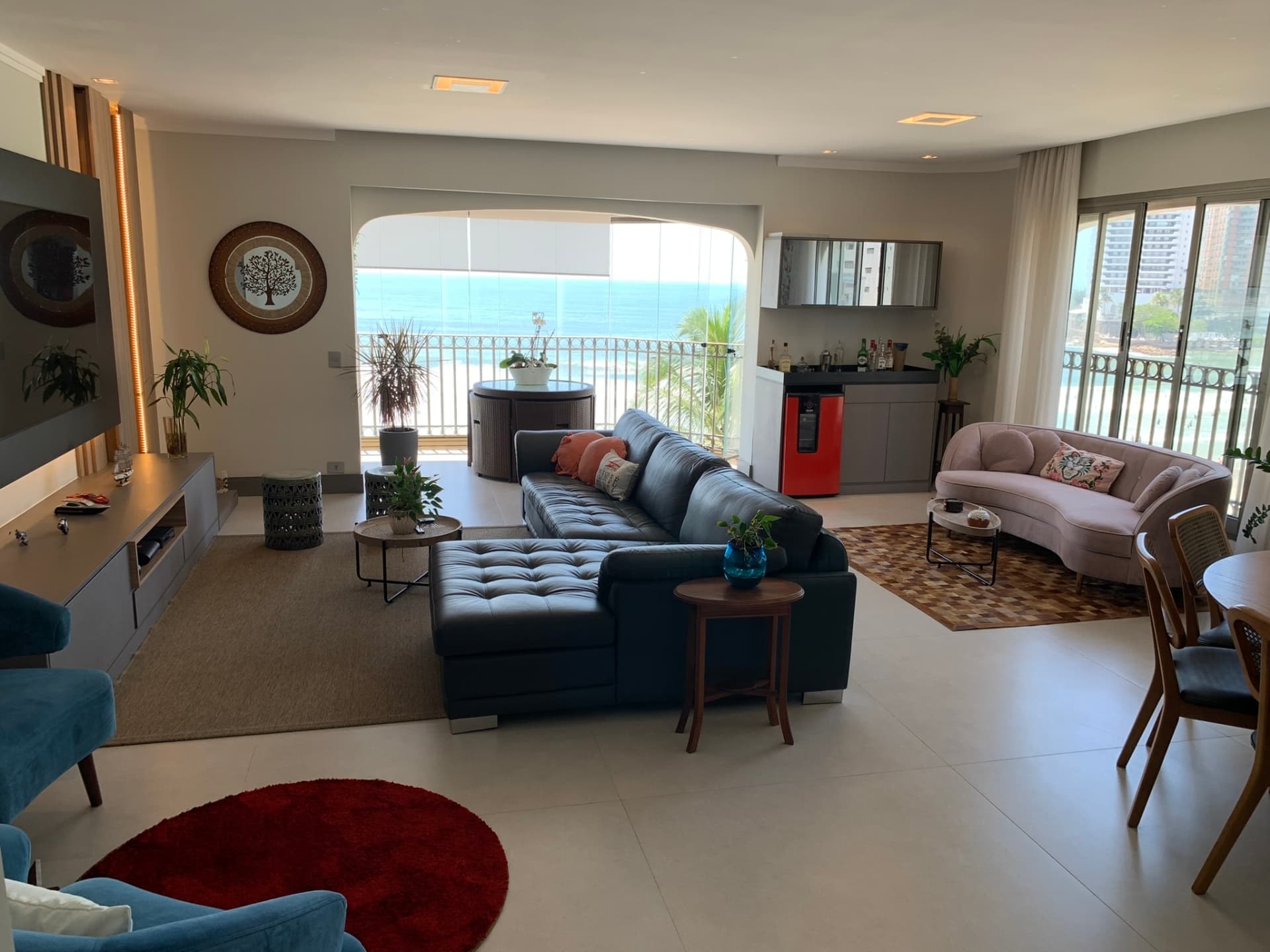 Lindo Frente ao Mar. 180m2 útil. Reformado. Planejado. Climatizado. Lazer. 04 Dormitórios. 02 Suítes. 02 vagas.