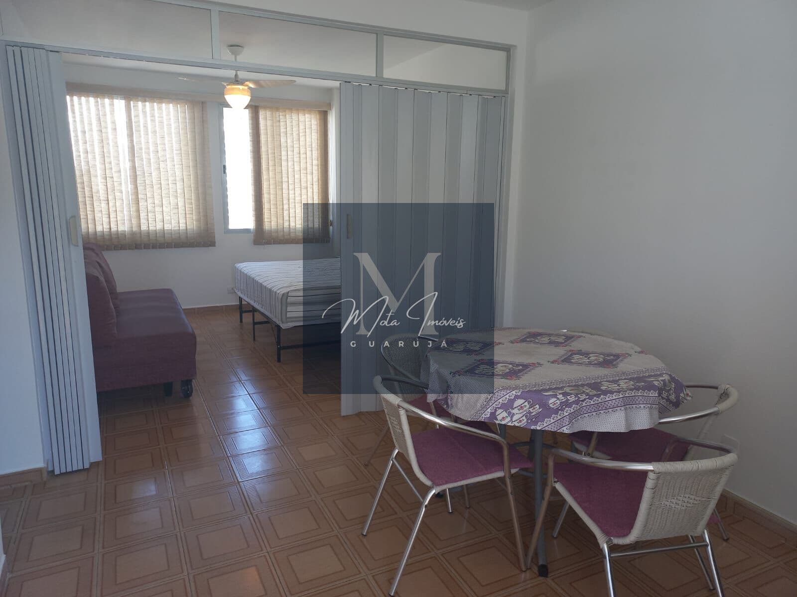 Na quadra sentido praia. Reformado. 02 Dormitórios. Região Nobre próximo ao Restaurante Avelino´s.