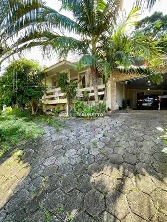 CASA COM PISCINA, AMPLO JARDIM E QUINTAL ARBORIZADO