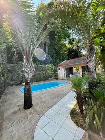 CASA COM PISCINA, AMPLO JARDIM E QUINTAL ARBORIZADO