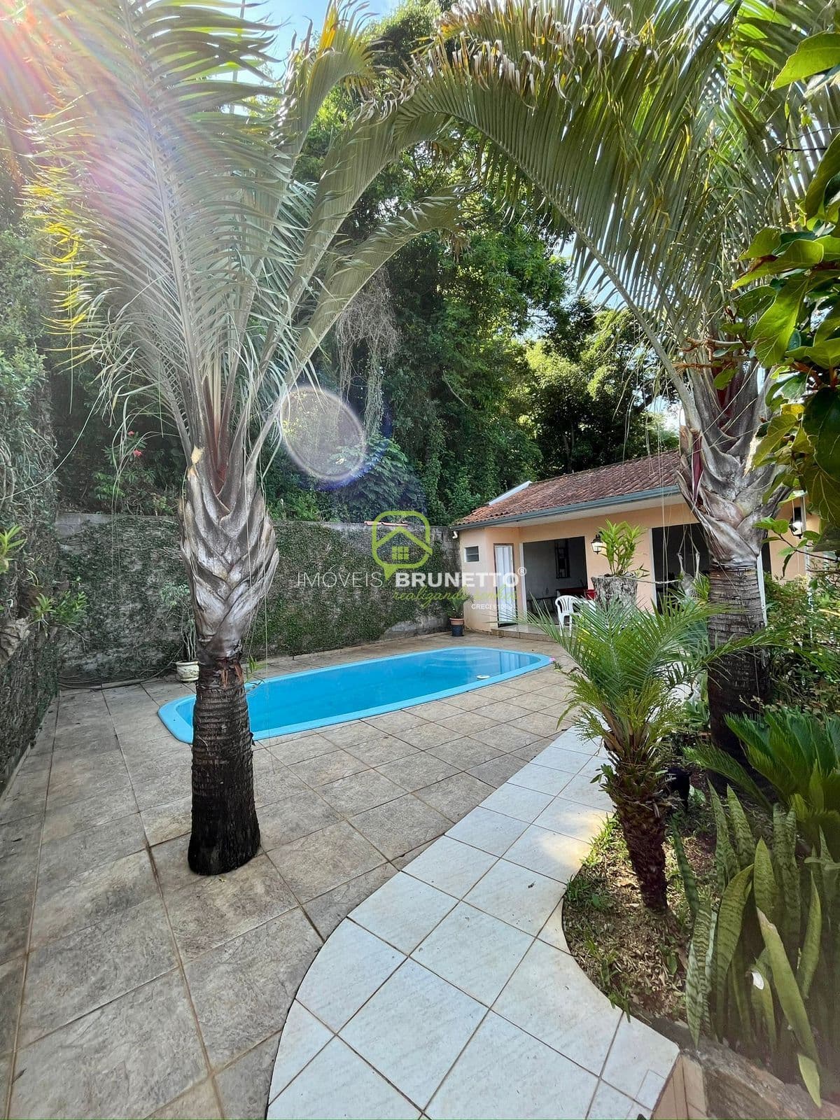 CASA COM PISCINA, AMPLO JARDIM E QUINTAL ARBORIZADO