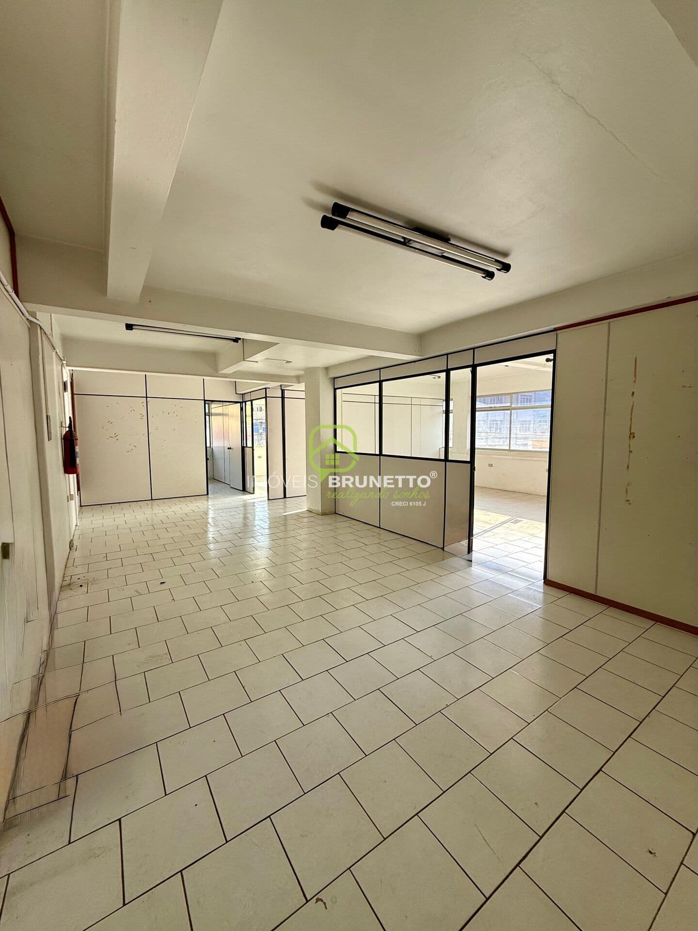 SALA COMERCIAL NA ESQUINA DA AVENIDA EM CAPINZAL/SC