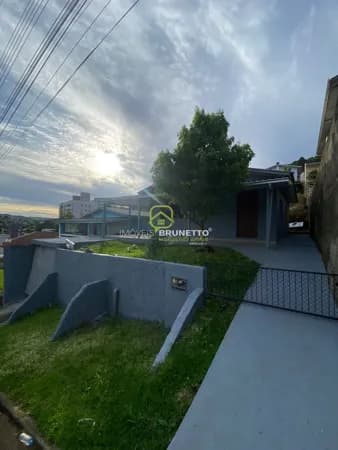 Casa com Amplo Quintal e Localização Privilegiada