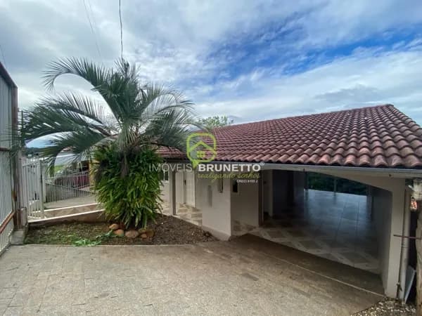 CASA DOIS PAVIMENTOS EM CAPINZAL/SC