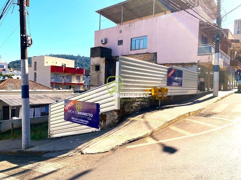 LOTE EM ESQUINA NO CENTRO